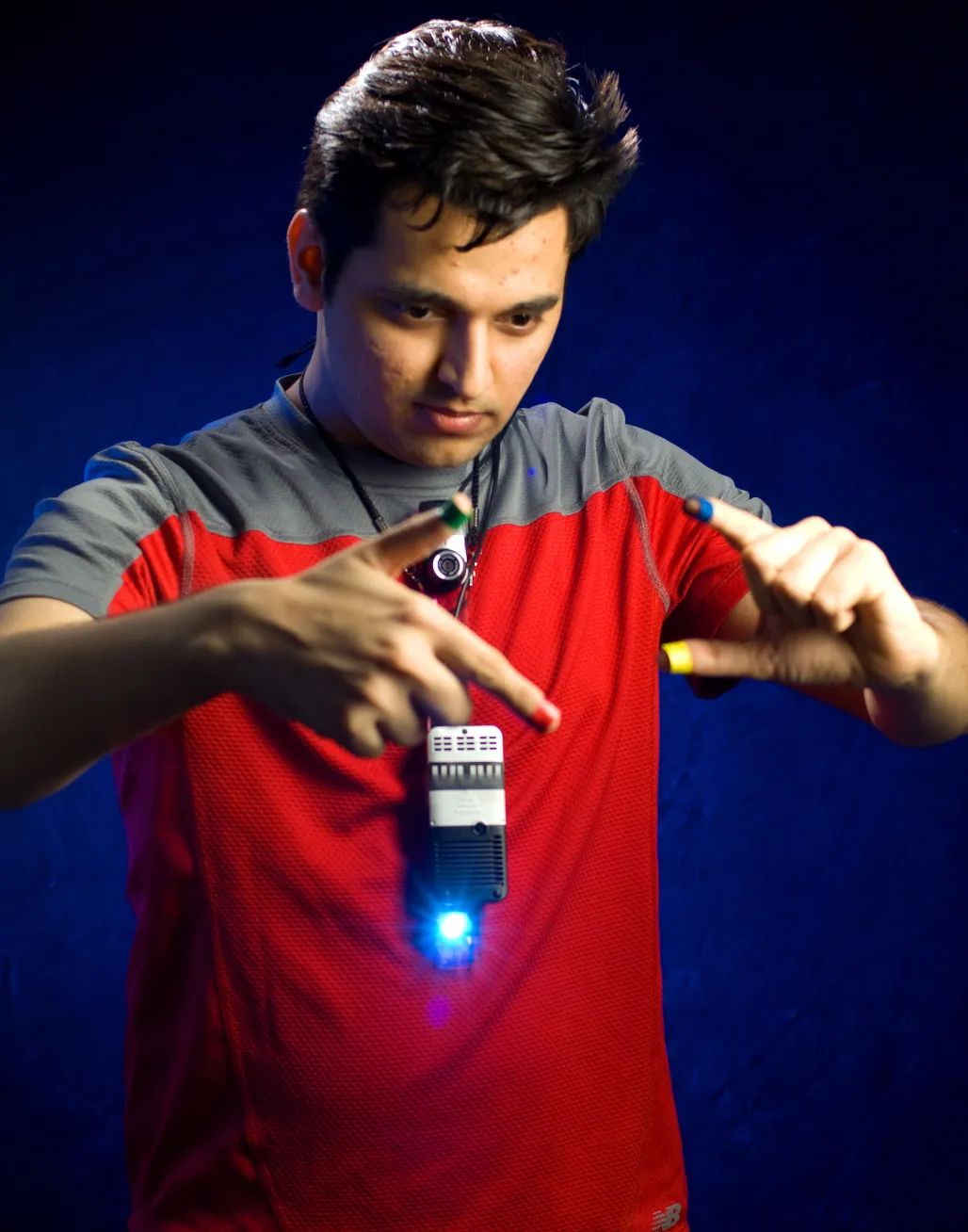 2012 年，Pranav Mistry 佩戴了一個類似的設備，他與Maes和Chang將其命名為「WUW」，為「Wear yoUr World」