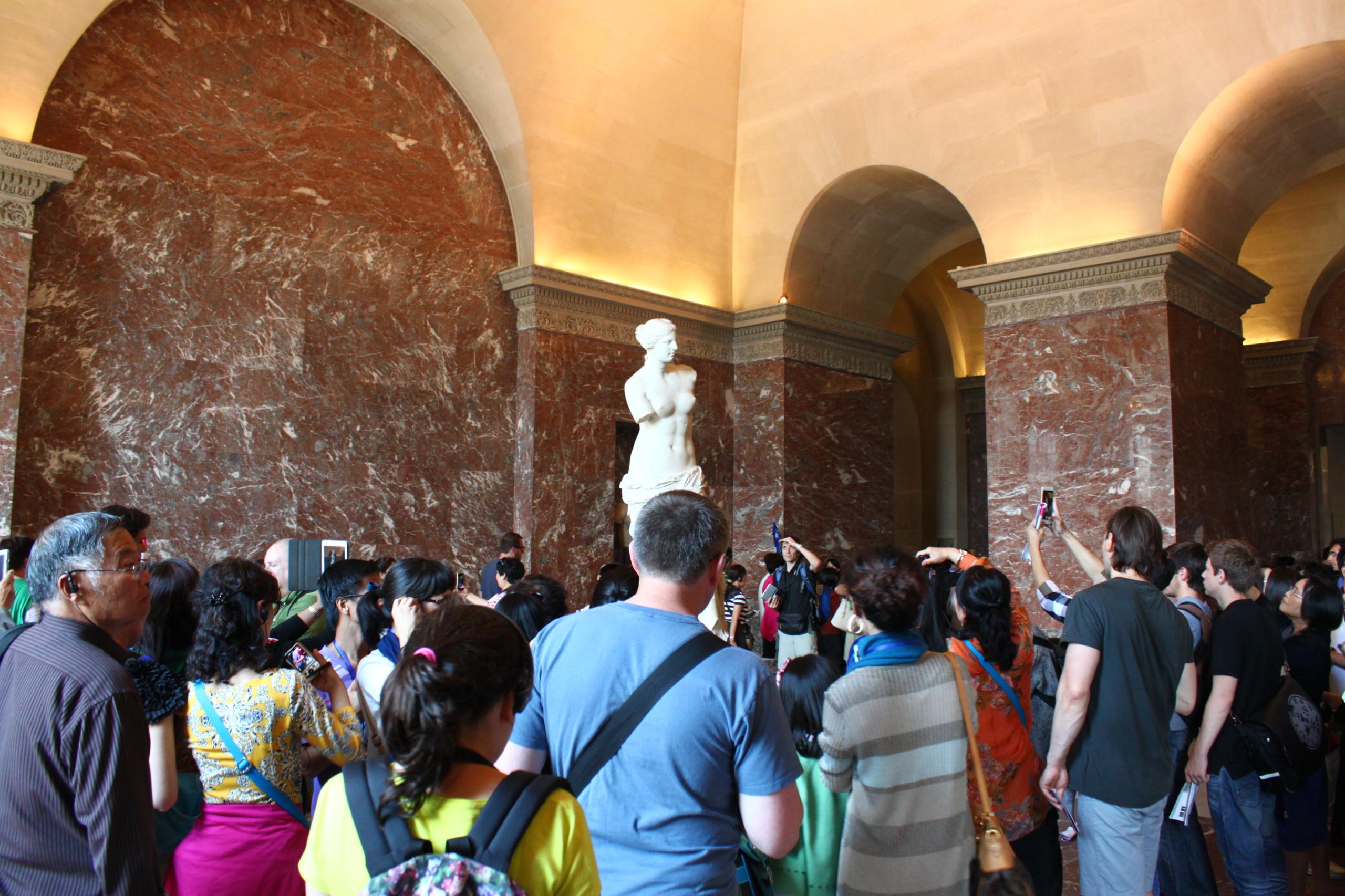 遊客觀看《米洛斯的維納斯》，攝於羅浮宮