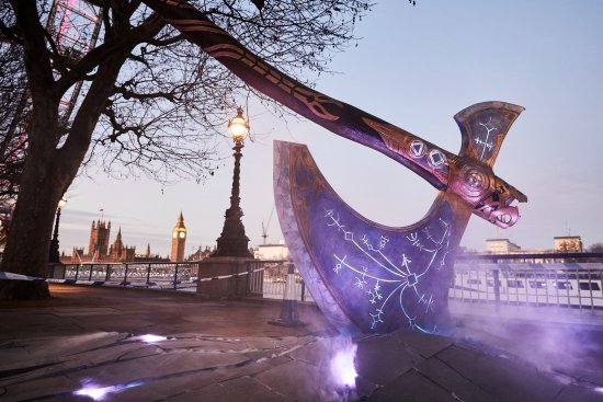 突發！倫敦街頭驚現《戰神》利維坦之斧：外觀霸氣 地面開裂