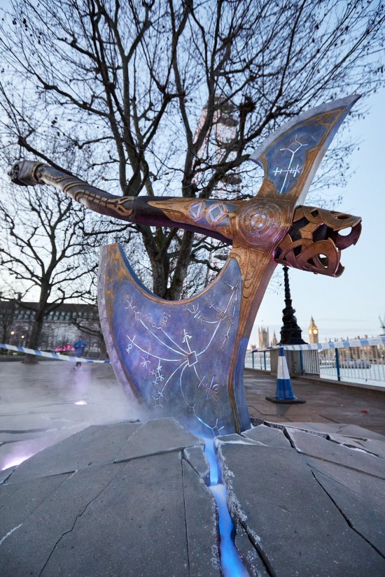 突發！倫敦街頭驚現《戰神》利維坦之斧：外觀霸氣 地面開裂