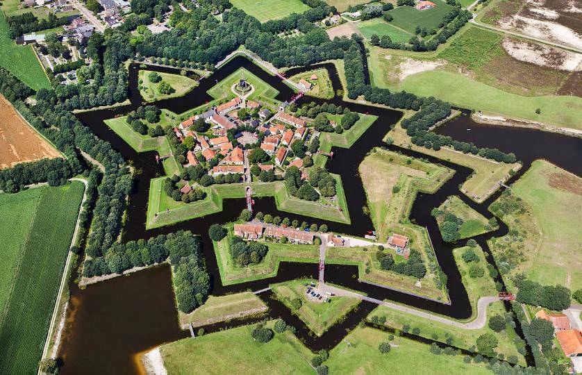 遊戲與歷史丨歐洲城堡是怎麼變成「星星」的