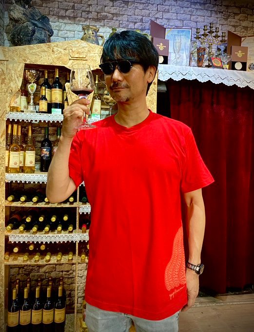 小島秀夫60歲生日再發新慶生照 品味紅酒感言永不退休