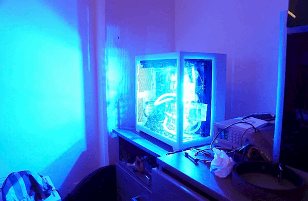 網友打造RGB光污染遊戲PC 10萬流明真能閃瞎眼