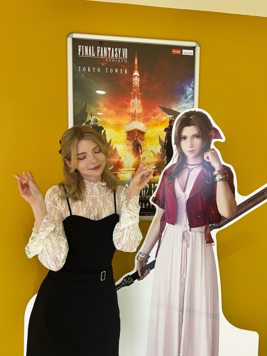 艾什莉體模和《最終幻想7》愛麗絲立牌合影：都很美麗！