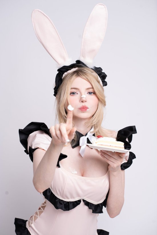 艾什莉體模新COS照：吃小蛋糕的女僕兔女郎