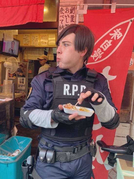 里昂被派往大阪府警察局的第一天：吃個飯先