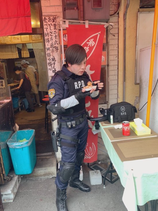 里昂被派往大阪府警察局的第一天：吃個飯先